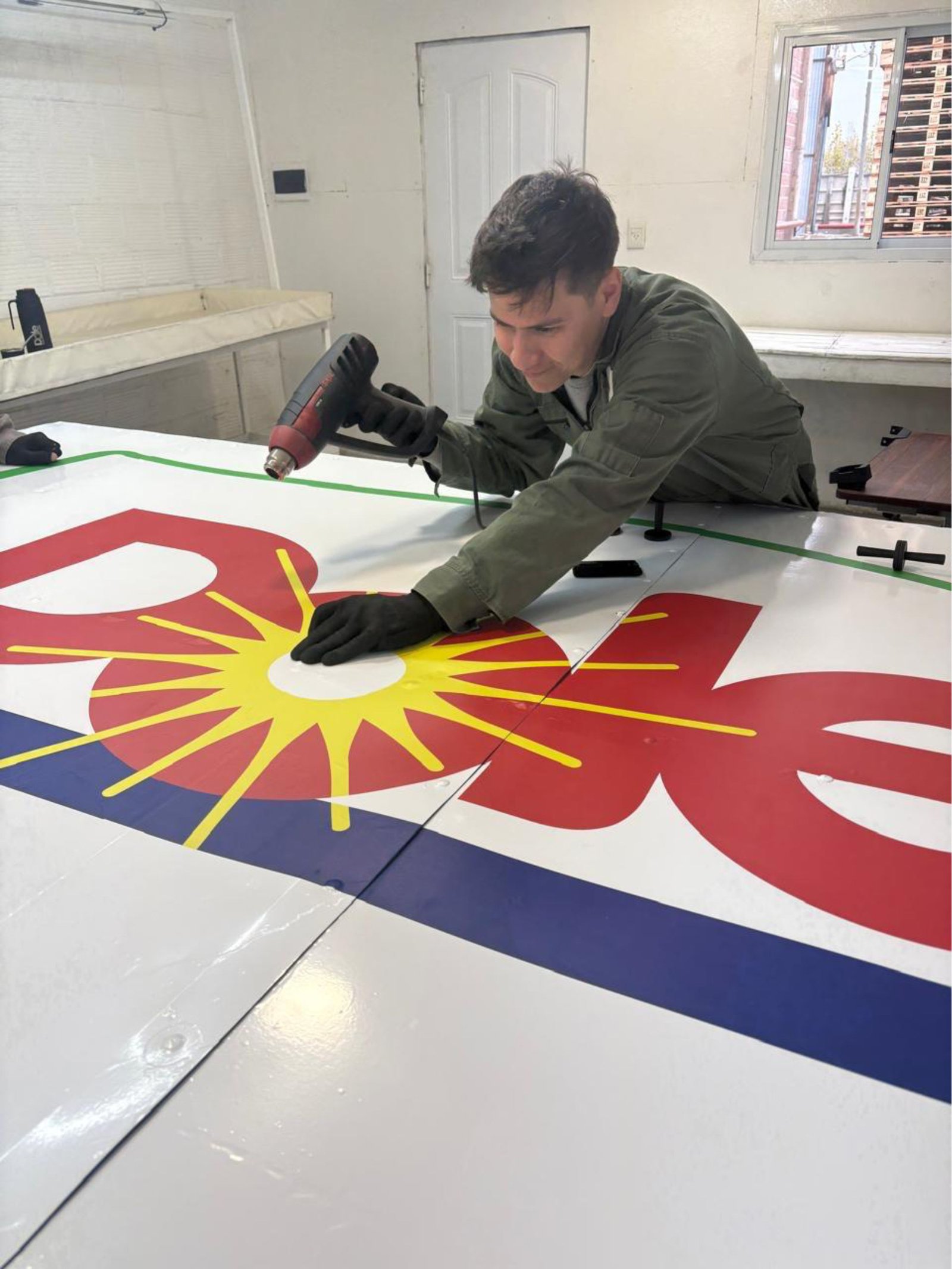 Fabricación propia en taller con letras corpóreas y módulos LED