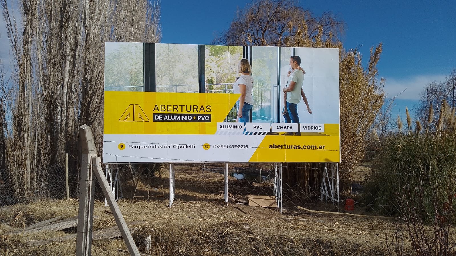 Instalación en altura de cartel rutero con cuadrilla propia